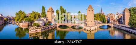 Panoramablick auf die Ponts Couverts, eine Reihe von Brücken und Türmen auf der Ill im historischen Viertel Petite France in Straßburg, Frankreich. Stockfoto