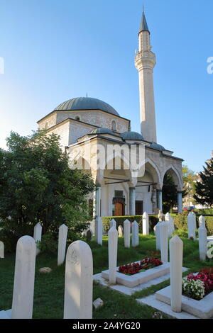 SARAJEVO, BOSNIEN UND HERZEGOWINA - September 20, 2019: Ali Pasha's Moschee, mit Grabsteinen im Vordergrund. Stockfoto