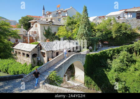 MOSTAR, BOSNIEN UND HERZEGOWINA - September 20, 2019: Die krumme Brücke, gebaut nach den Römischen Modell in Form eines Bogens. Stockfoto