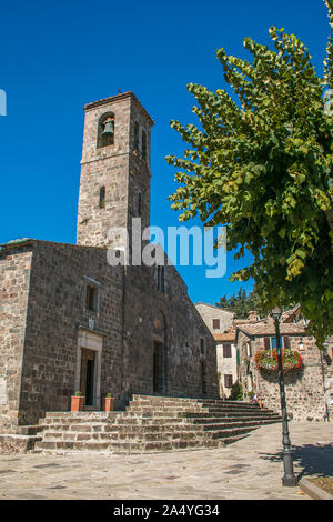 Livorno, Italien - OKTOBER 4, 2019: Blick auf St. Peter Kirche im mittelalterlichen Zentrum von Cecina, Toskana Stockfoto