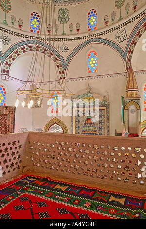 MOSTAR, BOSNIEN UND HERZEGOWINA - 20. SEPTEMBER 2019: Die bunten Gebetsraum von Koski Mehmed Pascha Moschee, entlang dem Fluss Neretva entfernt Stockfoto