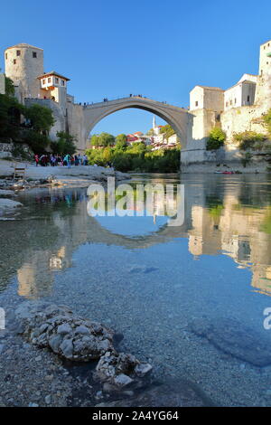 Reflexionen über die Alte Brücke (Stari Most), von den Ufern des Flusses Neretva gesehen, Mostar, Bosnien und Herzegowina Stockfoto