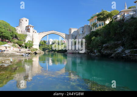 Reflexionen über die Alte Brücke (Stari Most), von den Ufern des Flusses Neretva gesehen, Mostar, Bosnien und Herzegowina Stockfoto