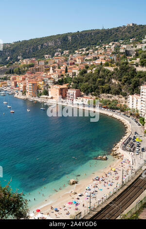 Die Plage des Mariniers und Stadt Villefranche-sur-Mer, Frankreich, Europa Stockfoto