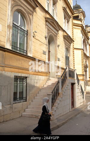 SARAJEVO, BOSNIEN UND HERZEGOWINA - 22. SEPTEMBER 2019: eine Frau vor der Fakultät für katholische Theologie, auf Josipa Stadlera Straße Stockfoto