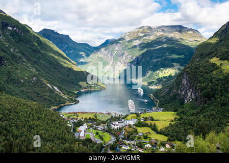 Schöne Antenne Querformat Geiranger das Dorf, den Hafen und den Fjord in Mehr og Romsdal County in Norwegen. Stockfoto
