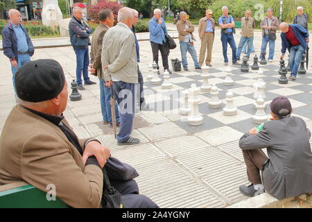 SARAJEVO, BOSNIEN UND HERZEGOWINA - September 23, 2019: Lokale Schachspieler treffen in Liberation Square und Spielen mit einem großen Schachbrett Stockfoto