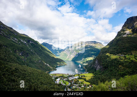 Schöne Antenne Querformat Geiranger das Dorf, den Hafen und den Fjord in Mehr og Romsdal County in Norwegen. Stockfoto