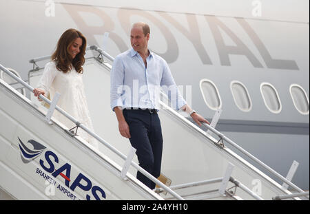 Der Herzog und die Herzogin von Cambridge gehen Sie die Schritte einer Ebene, wie sie in Lahore ankommen, auf der Vierten der königlichen Besuch in Pakistan. Stockfoto