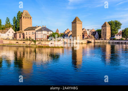 Die Ponts Couverts (Brücken) ist ein Satz von Brücken und Türme über dem Fluss Ill im historischen Viertel Petite France in Straßburg, Frankreich. Stockfoto