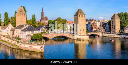 Panoramablick auf die Ponts Couverts, eine Reihe von Brücken und Türmen auf der Ill im historischen Viertel Petite France in Straßburg, Frankreich. Stockfoto