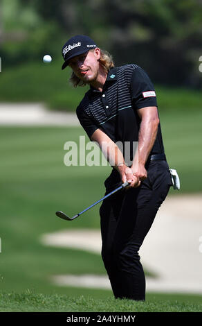 Sanya, China Hainan Provinz. 17 Okt, 2019. Maverick Antcliff von Australien Chips in der ersten Runde bei der europäischen Herausforderung Golf Tour 2019 in Sanya, Hainan öffnen South China Hainan Provinz, am Okt. 17, 2019. Quelle: Guo Cheng/Xinhua/Alamy leben Nachrichten Stockfoto