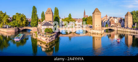 Panoramablick auf die Ponts Couverts auf der Ill in der Petite France Viertels in Straßburg, Frankreich, mit einem Boot Kreuzfahrt auf den Kanälen. Stockfoto