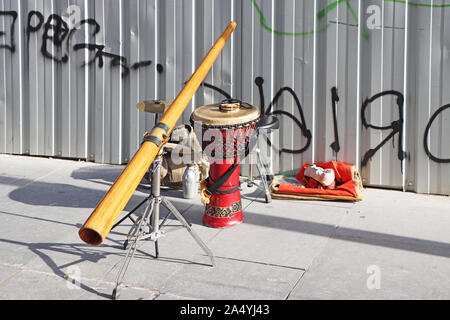 Didgeridoo und jembe Trommel auf der Stadt. Stockfoto