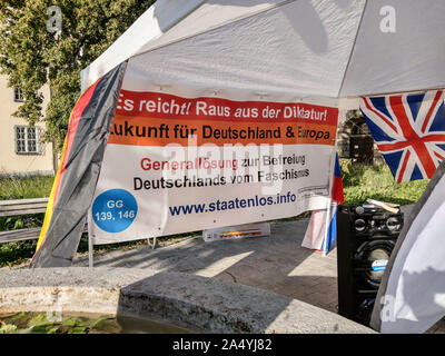 September 19, 2019, Munich, Bayern, Deutschland: Der Verfassungsschutz überwacht (Geheimdienst) Reichsbuerger (souveräne Bürger) Gruppe Staatenlos. Info hielt eine Kundgebung an der Münchner Pasinger Rathaus (City Hall) am 19. September. Gemäß der Dokumentation, die Fraktion lehnt die Legitimität der deutschen Regierung und glaubt, dass die Weimarer Verfassung von 1919 ist immer noch in Kraft. Reichsbuerger und Selbstverwalter sind mit der extremen Rechten Spektrum zugeordnet. (Bild: © Sachelle Babbar/ZUMA Draht) Stockfoto