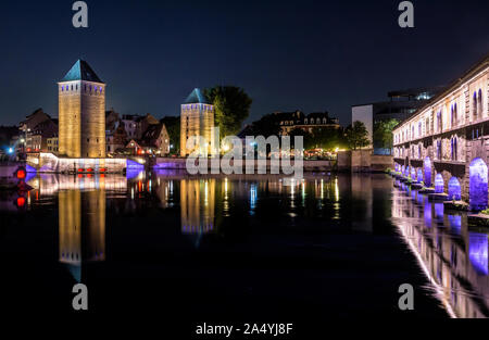 Die Ponts Couverts und Vauban Damm bei Nacht in Straßburg, Frankreich, eine Reihe von historischen Denkmäler auf der Ill im historischen Viertel Petite France. Stockfoto