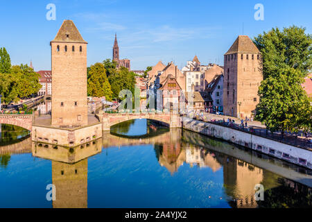 Die Ponts Couverts (überdachte Brücken) auf der Ill in der Petite France Viertels in Straßburg, Frankreich, und der Kathedrale von Notre-Dame in der Ferne. Stockfoto