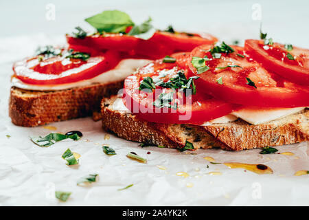 Caprese Toast mit Mozzarella, Tomaten und Basilikum Stockfoto