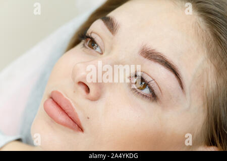 Frau nach der Anwendung von Permanent Make-up, Tätowierung der Augenbrauen im Beauty Salon Stockfoto