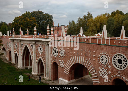 Moskau, Russland, 30.09.2019. Park Tsaritsyno. Schöne Gotische architektonischen Komplex im Süden von Moskau mit einem Schloss, Museen und einem großen Park fo Stockfoto