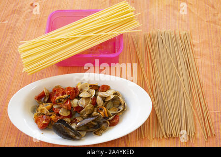 Spaghetti allo Scoglio mit Meeresfrüchten suate Stockfoto