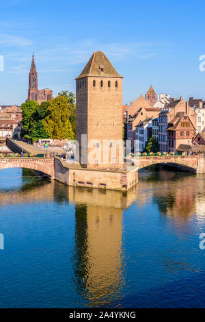 Close-up auf der Ponts Couverts auf der Ill im historischen Viertel Petite France in Straßburg, Frankreich, mit dem Dom in der Ferne. Stockfoto