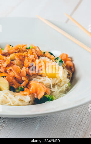 Nudeln mit Teriyaki Lachs, Brokkoli und Ananas Stockfoto