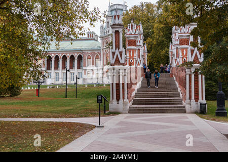 Moskau, Russland, 30.09.2019. Park Tsaritsyno. Schöne Gotische architektonischen Komplex im Süden von Moskau mit einem Schloss, Museen und einem großen Park fo Stockfoto