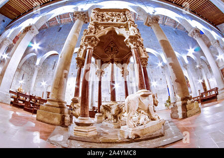 Pistoia, Toskana, Italien schönes Meisterwerk Kanzel in Sant'Andrea Kirche von Nicola Pisano Bildhauer. Eine der wichtigsten Touristen Ziel in der Stadt. Stockfoto