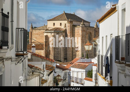Schloss Kirche in der Ortschaft Cazalla de la Sierra, Sevilla, Andalusien, Spanien. Stockfoto