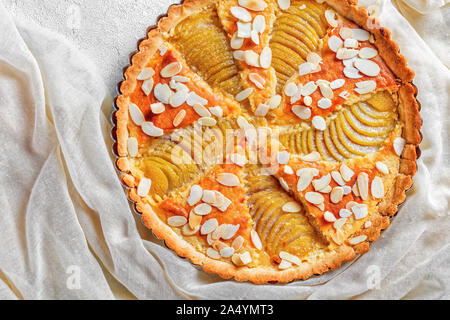 In der Nähe von französischen Pear Tart, La Tarte Bourdaloue mit pochierten Birnen und frangipane Creme gefüllt, flatlay Stockfoto