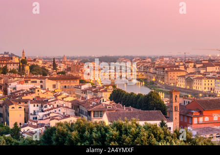Florenz Toskana Italien Welt berühmten stadtbild von der Piazzale Michelangelo Hügeln, die unten am Fluß Arno und der schönen Ponte Vecchio (Alte Brücke) Stockfoto