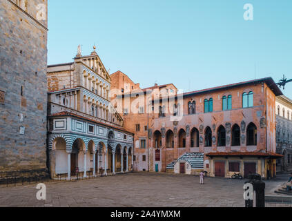 Pistoia, Toskana, Italien Piazza Duomo mit schönen Kathedrale vorne und alte gotische Bishops Palace unter strahlend blauem Himmel Stockfoto