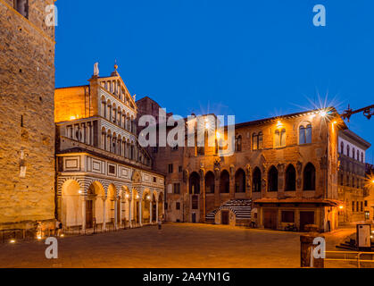 Die schöne mittelalterliche Kirche Kathedrale von Pistoia in Piazza Duomo, einem der Standorte für die Familie Medici Serie, bei Nacht Stockfoto