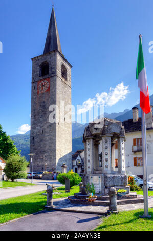 Italien, Piemont, Crodo, Santo Stefano Kirche Glockenturm und Denkmal Stockfoto