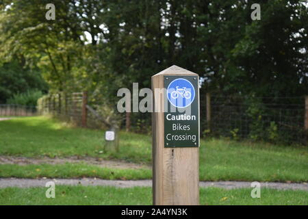 Dies ist ein Zeichen im Campbell Park, Milton Keynes - "Vorsicht Bike Crossing". Stockfoto