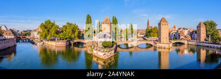 Panoramablick auf die Ponts Couverts, eine Reihe von Brücken und Türmen auf der Ill im historischen Viertel Petite France in Straßburg, Frankreich. Stockfoto