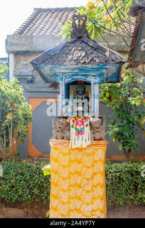 Schrein in Sanggah Kemulan Rong, Familientempel im traditionellen balinesischen Haus. Bali, Indonesien. Vertikales Bild. Stockfoto