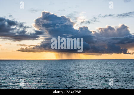 Fowey, Cornwall, UK. 17. Oktober 2019. UK Wetter. Sich schnell bewegende Wolken bringen scharfe Dusche über der Lizard Halbinsel, von Mousehole heute Morgen gesehen. Kredit Simon Maycock/Alamy Leben Nachrichten. Stockfoto