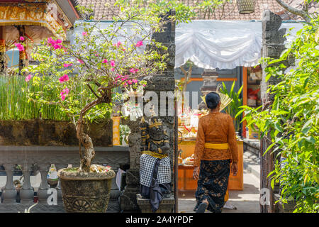 Sanggah Kemulan Rong, Familientempel im traditionellen balinesischen Haus. Penjor pfählen sich für Galungan-Feier. Bali, Indonesien. Stockfoto