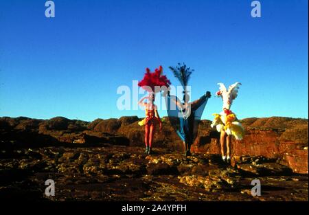 GUY PEARCE, Terence Stamp, Hugo Weaving in Abenteuer von Priscilla, Königin der Wüste, das (1994), Regie: STEPHAN ELLIOTT. Credit: POLYGRAM/Album Stockfoto
