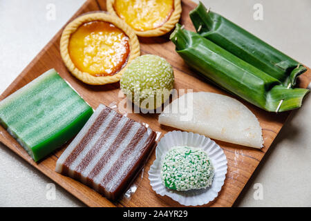 Kue Lapis, jaja - Bendu, Onde onde, kue Mochi kacang und kue Susu - Verschiedene traditionelle indonesische Desserts. Bali, Indonesien. Stockfoto