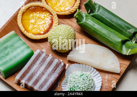 Kue Lapis, jaja - Bendu, Onde onde, kue Mochi kacang und kue Susu - Verschiedene traditionelle indonesische Desserts. Bali, Indonesien. Stockfoto