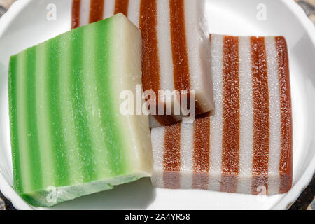 Kue Lapis, traditionellen indonesischen Dessert, gedämpft Coconut geschichteten Kuchen mit Reismehl und Sago. Stockfoto