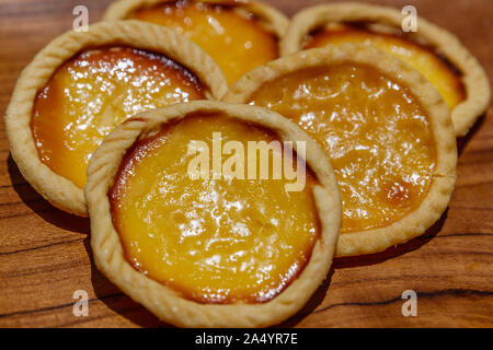 Pie Susu oder Balinesischen Milch Pie, beliebter Snack in Bali, Indonesien. Close Up. Stockfoto