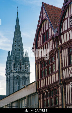 Kirche von Saint-Sauveur und typischen Häuser mit hölzernen Rahmen in der rue Sa Int-Pierre Caen, Normandie, Frankreich. Stockfoto