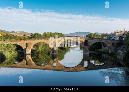 Die romanische Brücke über den Arga, Puente La Reina, Navarra, Spanien Stockfoto