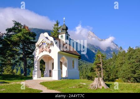 Kapelle Maria Konigin am Lautersee, in der Nähe von Mittenwald, Werdenfelser Land, Wettersteingebirge, Oberbayern, Bayern, Deutschland Stockfoto