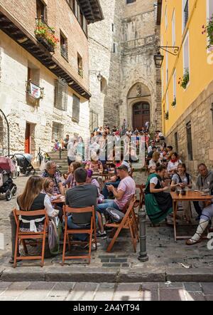 Menschen essen in einem Restaurant vor der Kirche von San Miguel, Vitoria-Gasteiz, Baskenland, Spanien Stockfoto