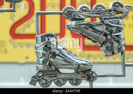 Singapur-18 Nov 2017: silber Farbe skates Schuhe Skulptur auf der open space Stockfoto